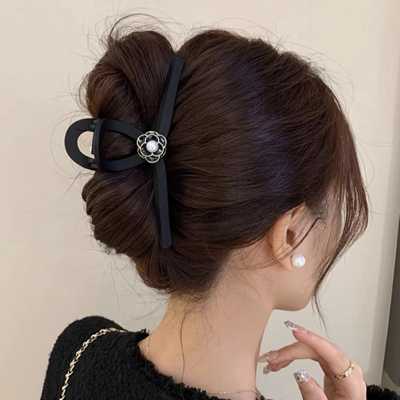 1 Stück schwarze, matte Kamelien-Greifklammer, große, elegante französische Haarspange, die Rückseite des Kopfes, Spulenhaar, Premium-Haifisch-Clip-Haargriff