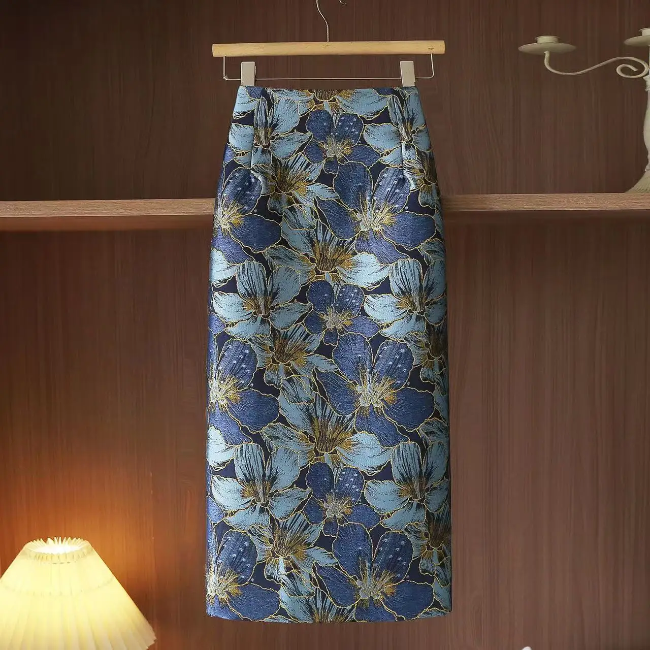Neue Frühling Stil Retro Gold Seide Blau Blume Rock Modische Jacquard Zurück Schlitz Hüfte Rock frauen Vielseitig Midi rock Image
