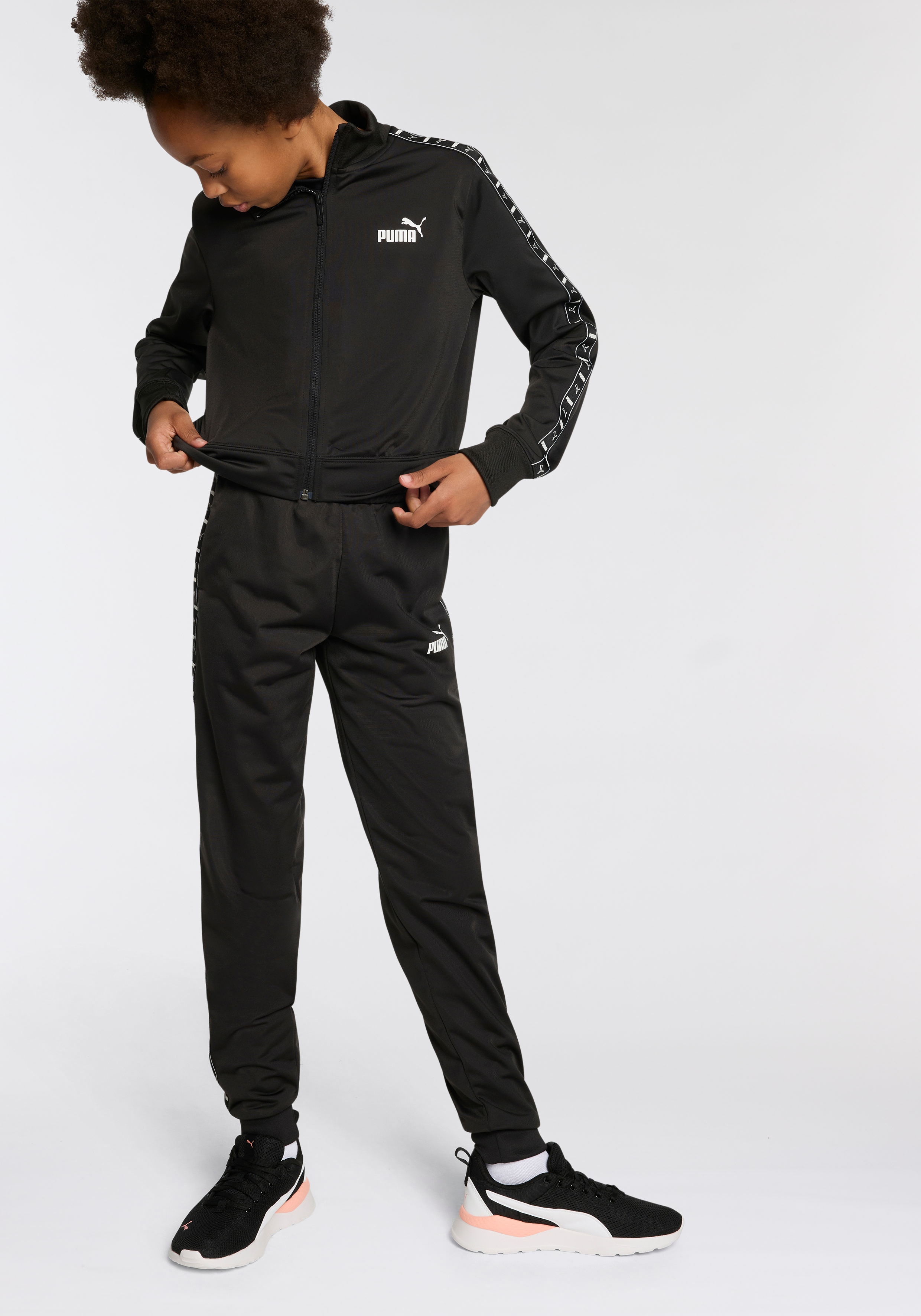 Trainingsanzug PUMA "ESS TAPE POLY SUIT G", Kinder, Gr. 140, schwarz (puma schwarz), Trikot, Obermaterial: 100% Polyester, bedruckt, regular fit, Sportanzüge, für Kinder Image