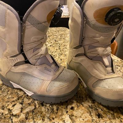 Vans Shoes | Womens Us Size 6 Vans Boa Latch Snowboard Boots | Color: Cream/Tan | Size: 6
