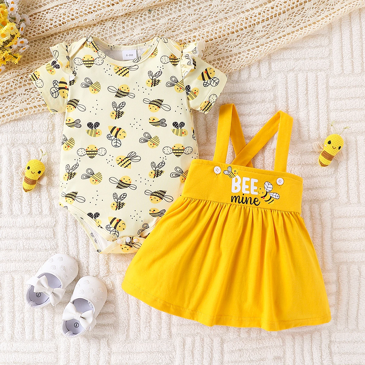 2-teiliges Set aus lässigem, süßem, kleinem Biene-Overall mit Rundhalsausschnitt und kurzen Ärmeln und Hosenträgerrock für Babys für den Sommer Image