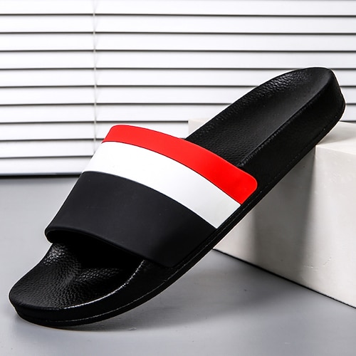 Sportliche Herren-Sandalen mit rot-weißen Streifen – auffälliges Schuhwerk für Freizeit und Outdoor-Aktivitäten Image