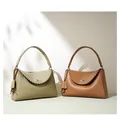 Elegante borsa a mano con bordo intrecciato e manico in morbida pelle bovina lucida Borsa a tracolla da donna di tendenza firmata Beige verde