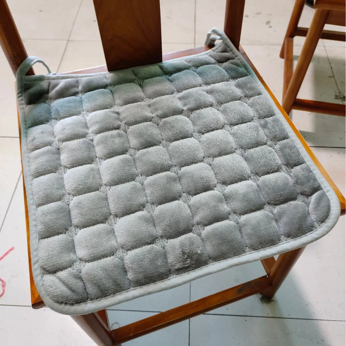 2025 Flanell Einfarbig Sitzkissen Winter Plüsch Verdickt Büro Student Stuhl Kissen Herbst Warme Weiche Geschnallt Kissen Image