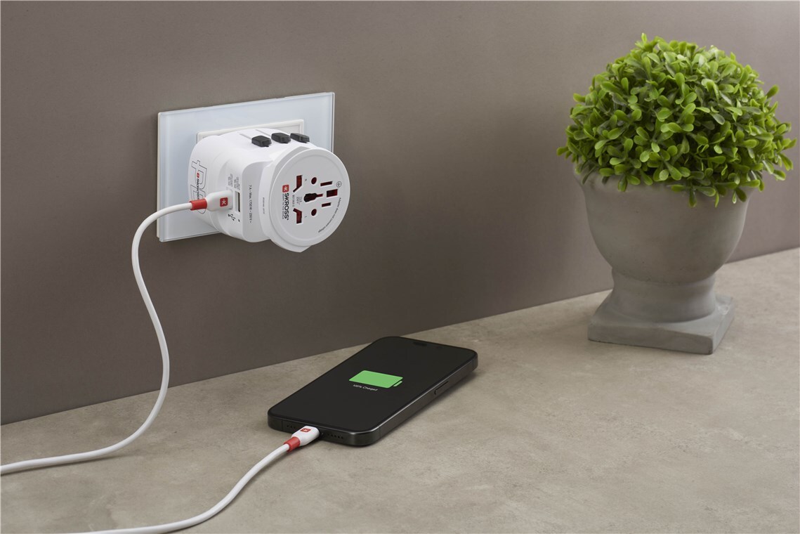 SKROSS 75253 Reiseadapter PRO Light USB AC45PD, weiß - 45 W, 1x USB-C™ und 1x USB-A plus internationale Netzstecker für 2- und 3-polige Geräte Image