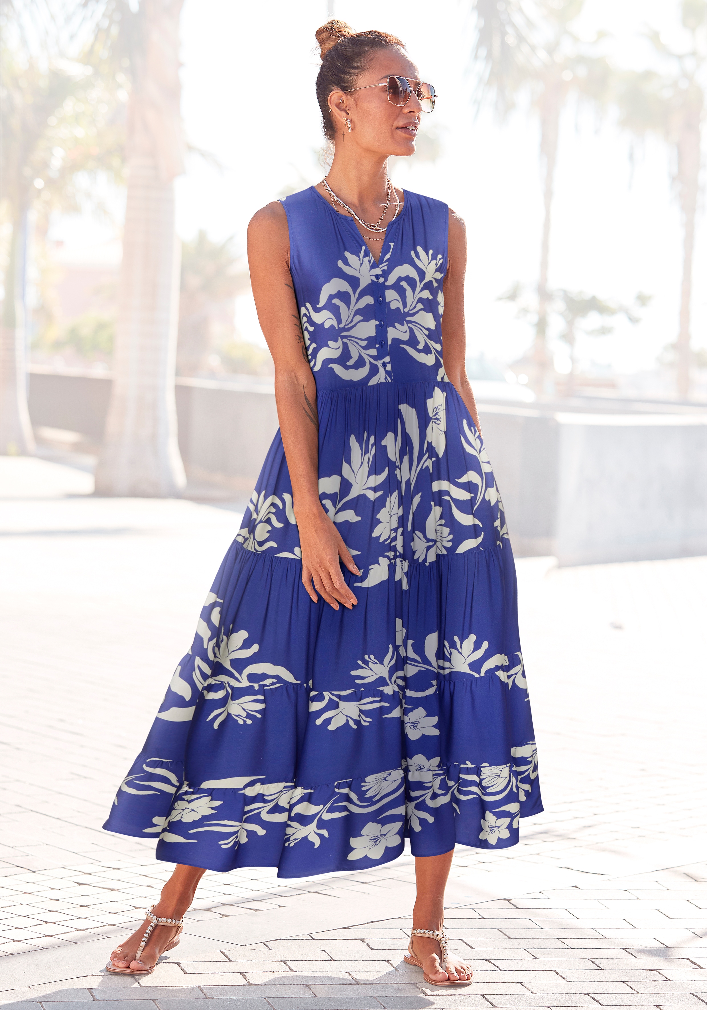 Druckkleid LASCANA, Damen, Gr. 42, N-Gr, beige (creme, royalblau), Web, Obermaterial: 100% Viskose, bedruckt, figurumspielend knöchellang, V-Ausschnitt, Kleider, mit Volants Image