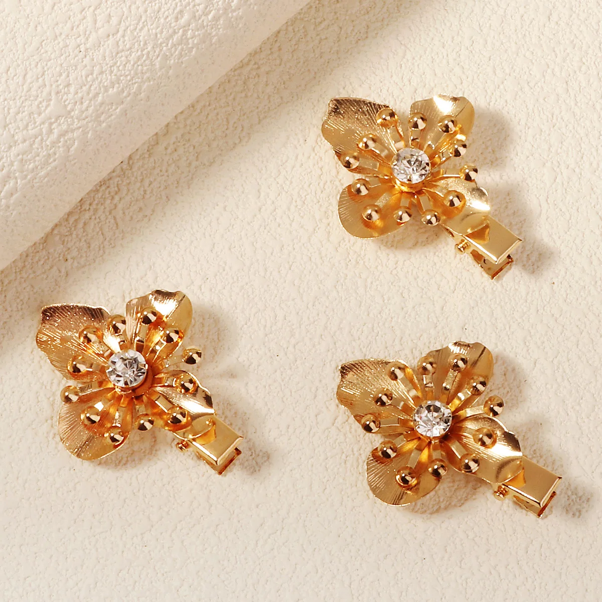 Gold legierung Blume kleine Haars pange Strass Haars pangen für Mädchen und Frauen exquisite Kopfschmuck Schmuck Zubehör Großhandel Image