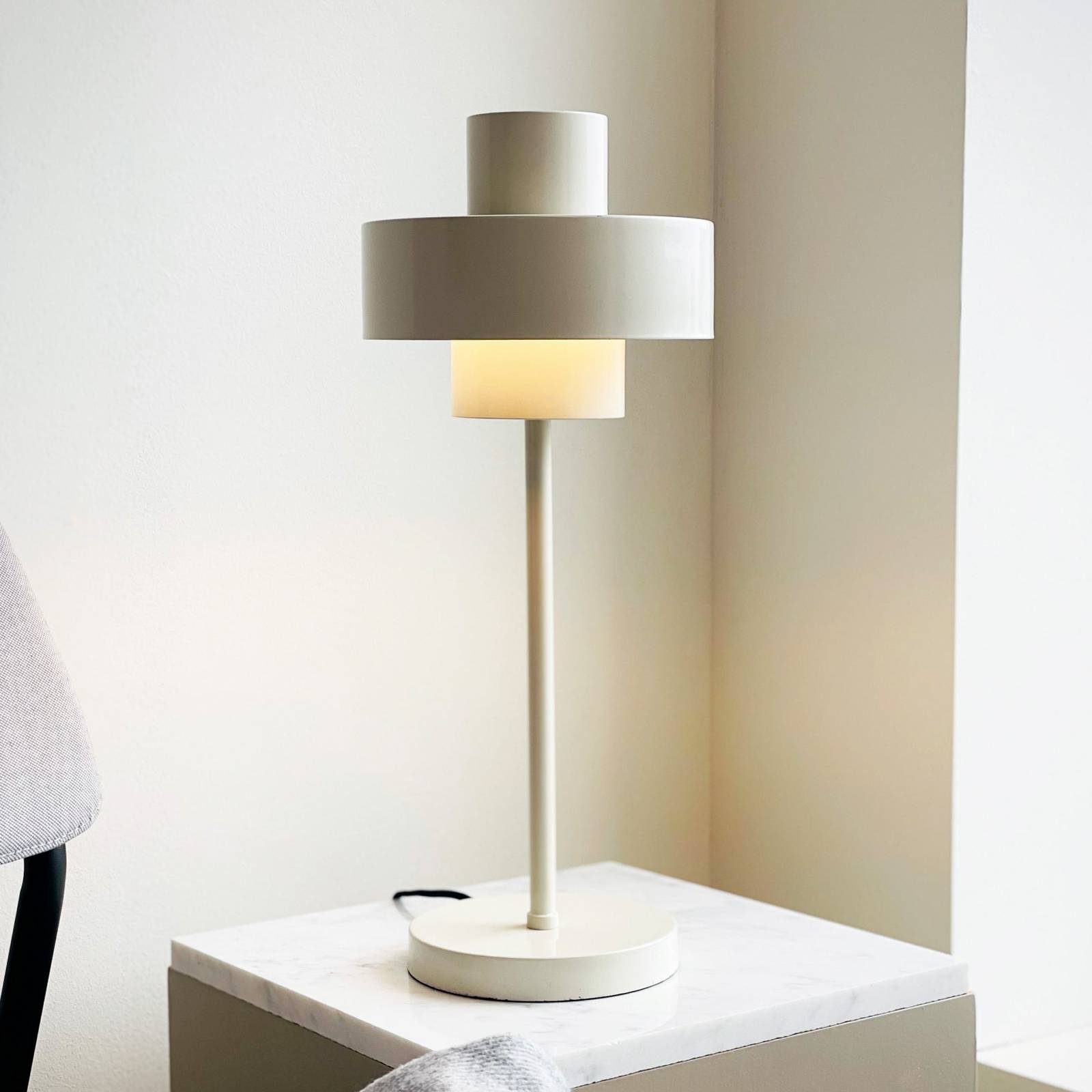 Dyberg Larsen Tischlampe Stoke, weiß / opal, für Wohn- / Esszimmer, Metall, Design, Tischlampe