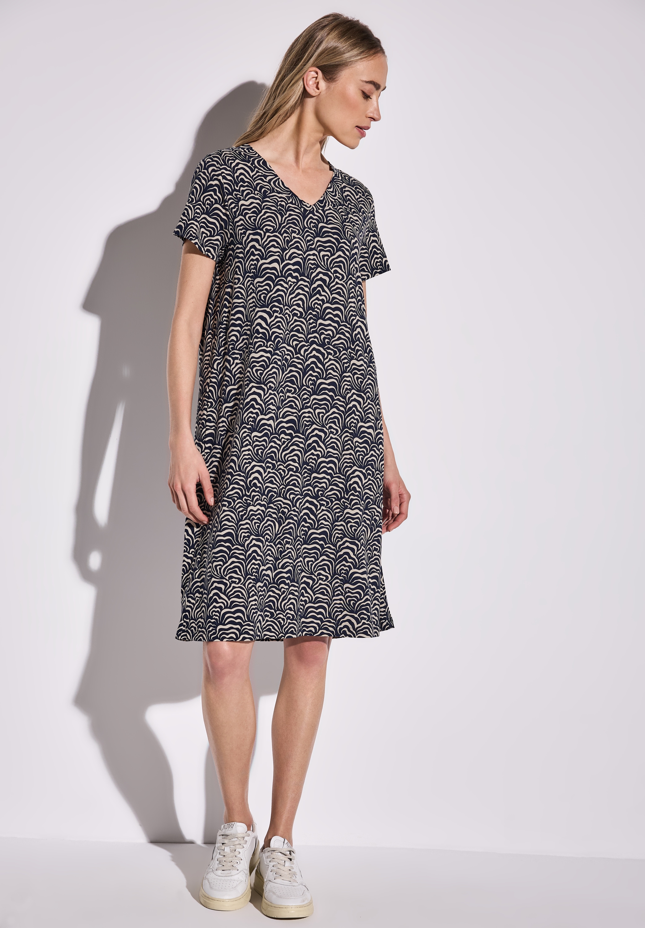 Jerseykleid STREET ONE, Damen, Gr. 38, EURO-Größen, blau (tiefblau), Stoff, 95% Viskose, 5% Elasthan, gemustert, normal knielang, V-Ausschnitt, Bündchen, Kleider Jerseykleid, knielang