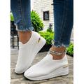 Sneakers slip-on bianche in maglia da donna: stile moderno e comodo per donne attive per passeggiate all'aperto, sessioni in palestra ed esplorazioni casuali della città