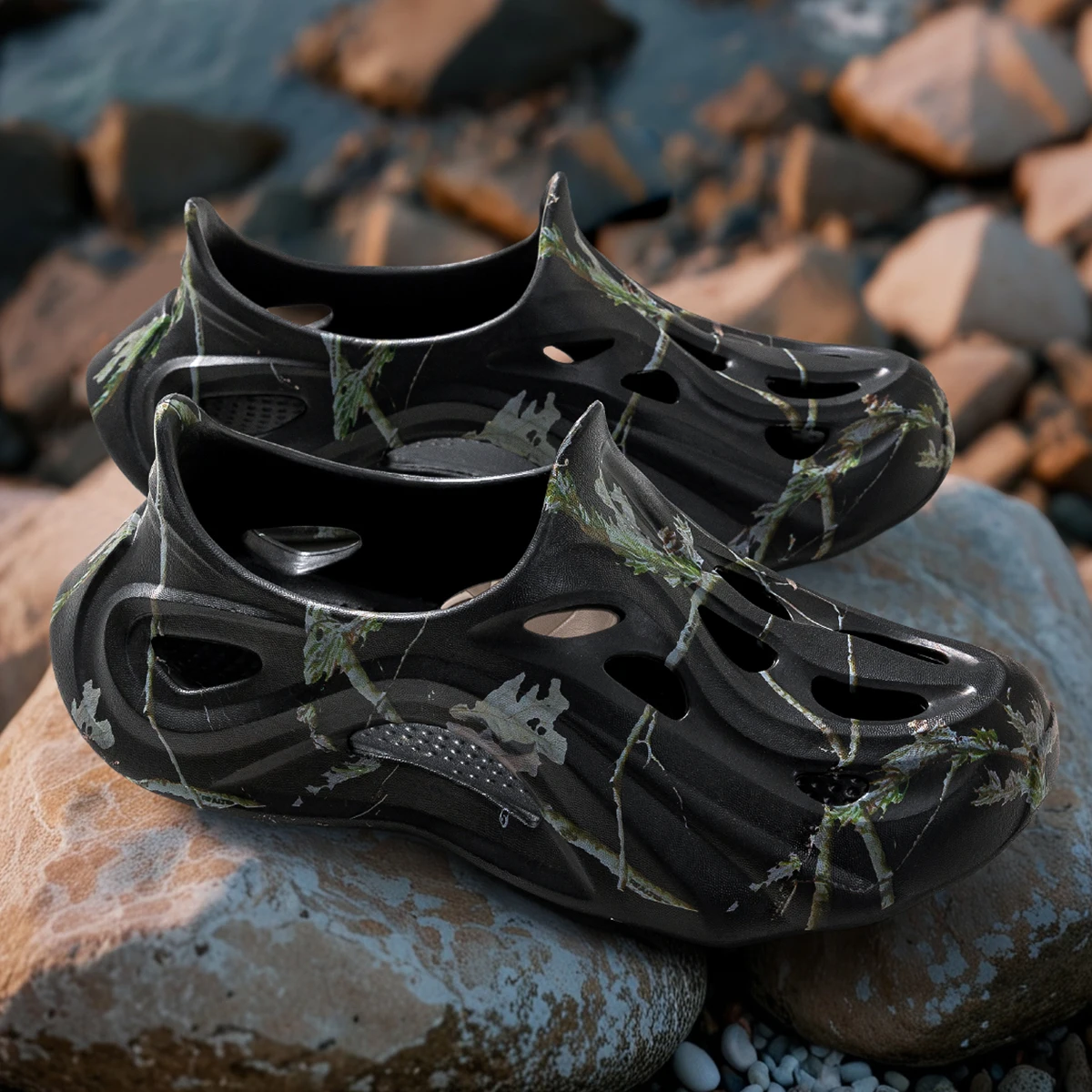 Sommer Männer Loch Schuhe Gedruckt Slip-On Dicken Boden Hausschuhe Mode Atmungsaktive Outdoor Hausschuhe Image