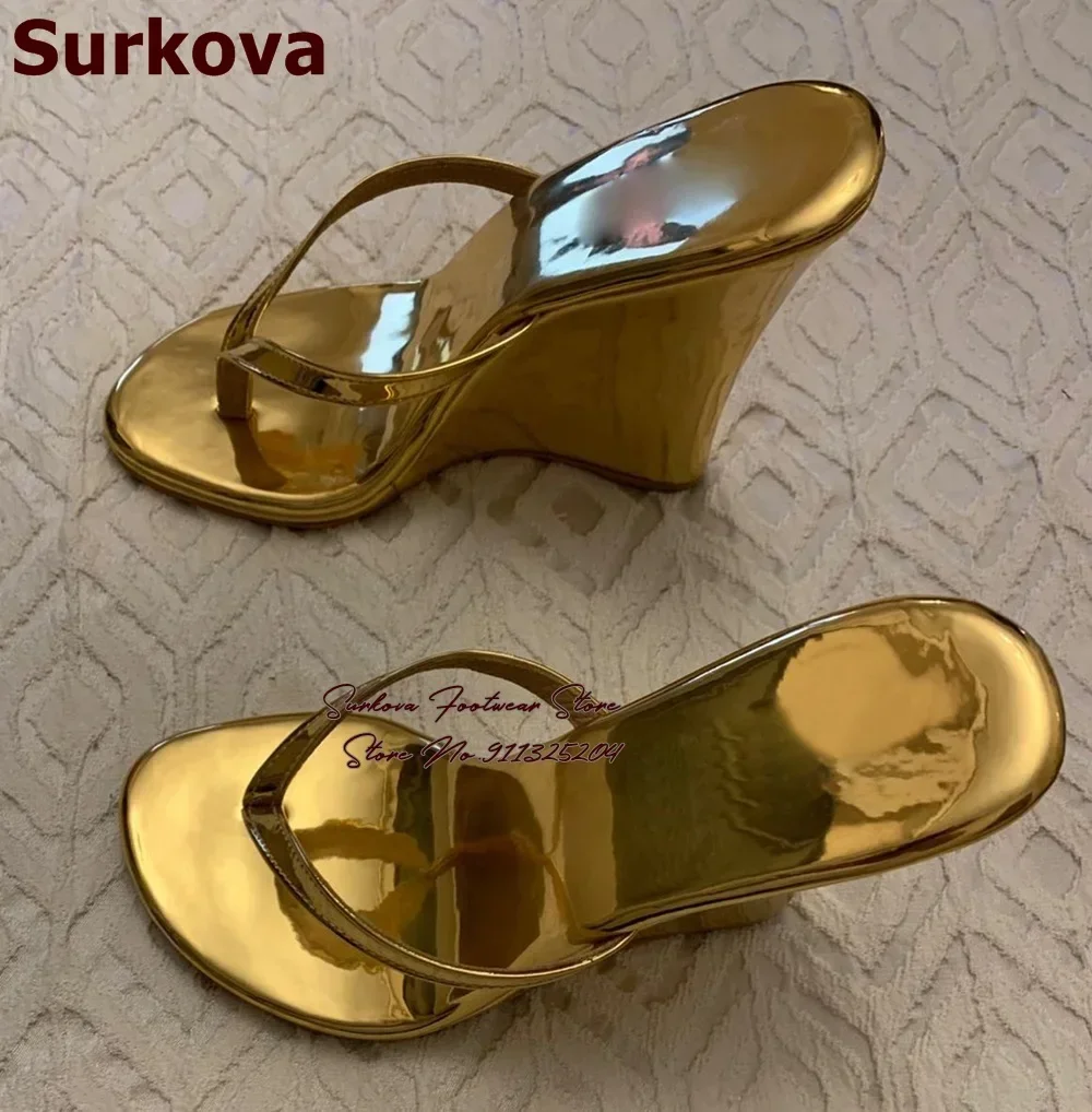 Surkova Gold glänzendes Spiegelleder Keilabsatz Flip Flops Sky High Heels Slip-On Sandalen Damen elegante moderne Hausschuhe Kleid Pantoletten