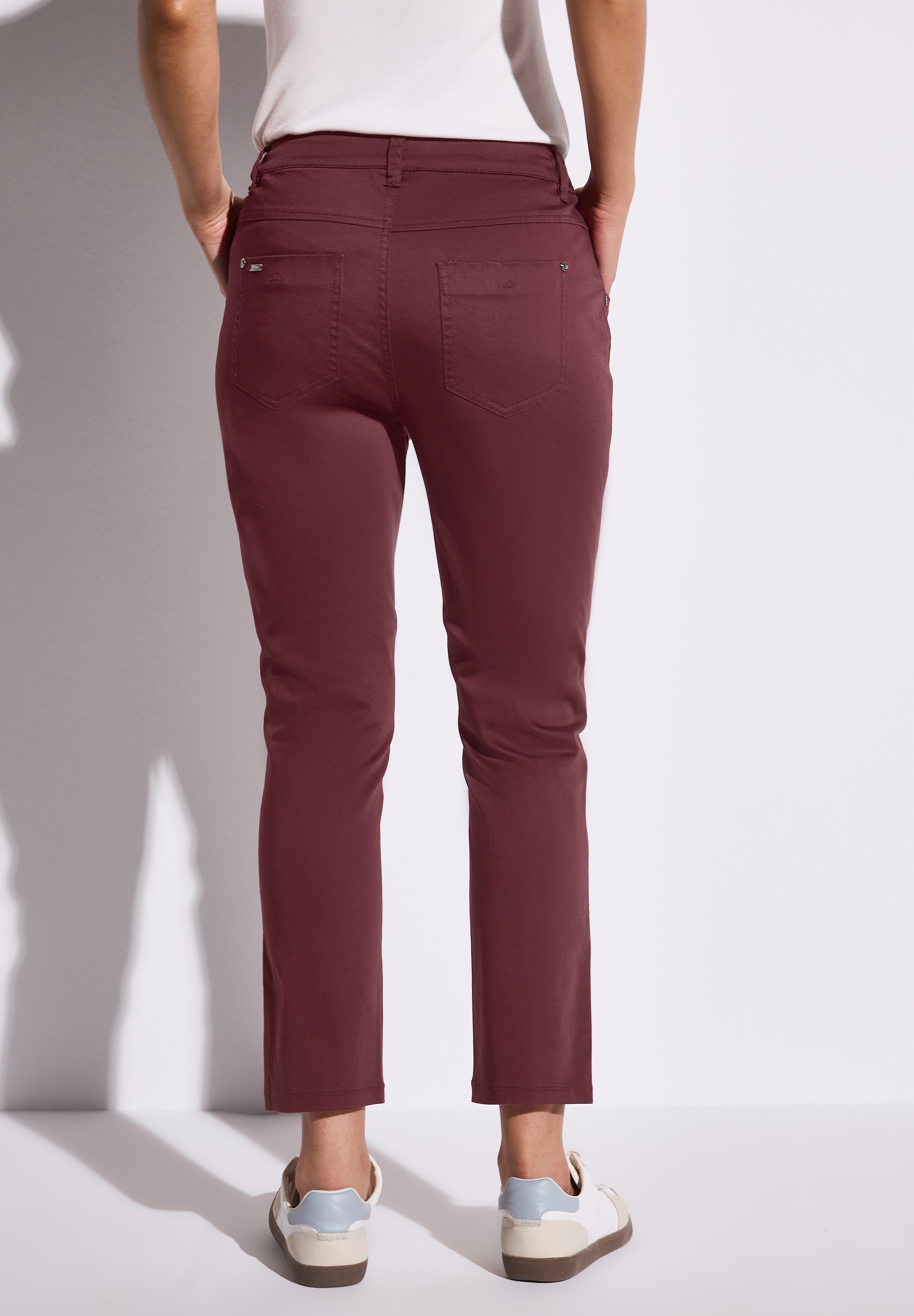 7/8-Hose STREET ONE, Damen, Gr. 44, Länge 26, rot (schwarz cherry rot), Web, 97% Baumwolle, 3% Elasthan, unifarben mit Farbeinsatz, comfort fit 7/8-Länge, Hosen 7/8-Hose, 4-Pocket Style