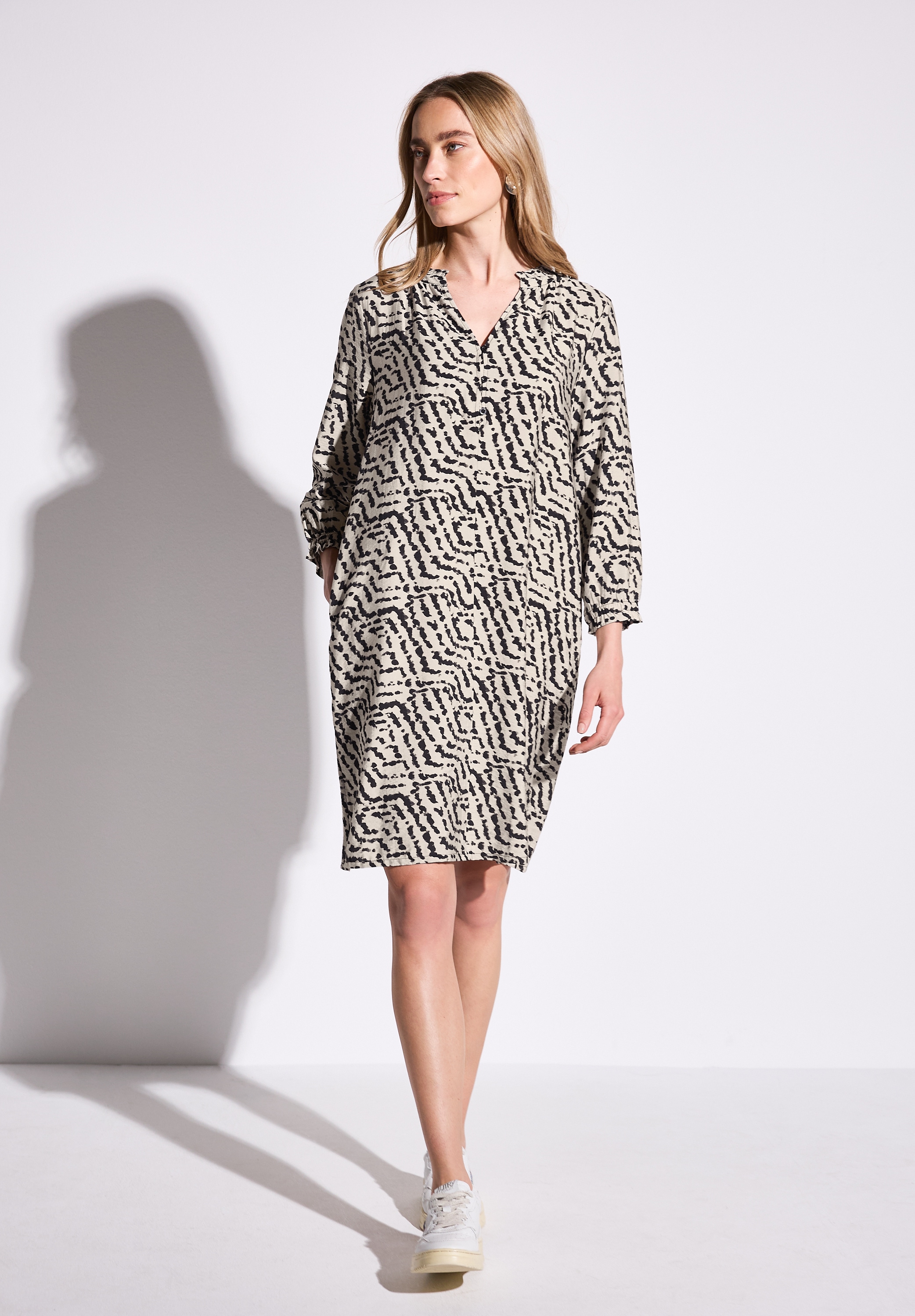 Blusenkleid STREET ONE, Damen, Gr. 38, EURO-Größen, beige (moonstone sand), Stoff, 88% Viskose, 12% Polyamid, gemustert, comfort fit knielang, Rundhals, Bündchen, Kleider Blusenkleid, knielang