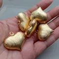 Commercio all'ingrosso 10 pezzi finitura opaca 30 x30mm perline a forma di cuore placcato oro ciondolo ciondolo perline fai da te