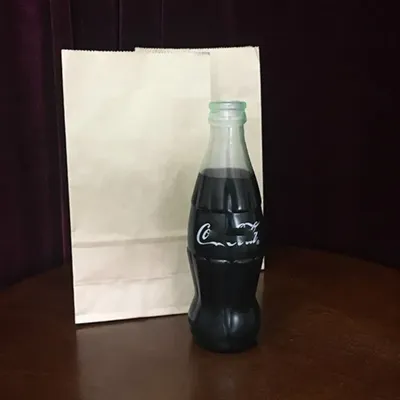 Verschwindende Cole-Flasche, leere Zaubertricks, Gimmick, Cola, Bühne, Nahaufnahme, Illusionen, Image