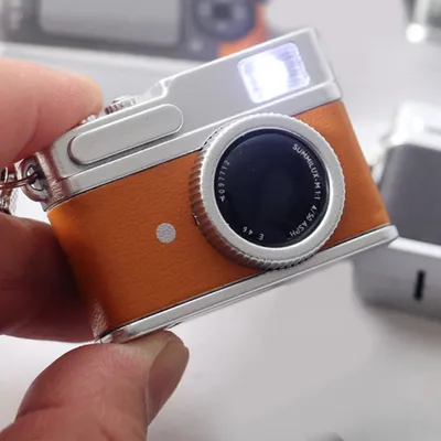 3D Mini Digital SLR Camera Simulation Retro Camera Hanging Ornaments Toy Can Shine LED Flashlight