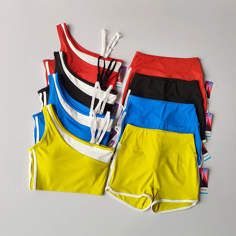 Kontrastierende, unregelmäßige, farbblockierende, schulterfreie Weste, seitliche Brüste, Shorts mit hoher Taille, Sport-BHs, leicht Hip-Lift-Sport-Sets Image