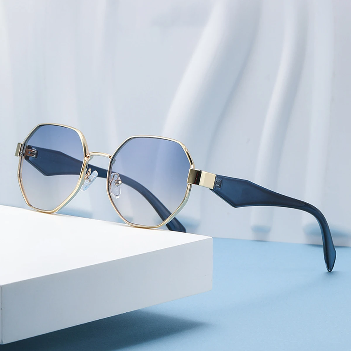 Neues Modell Sonnenbrille – Anspruchsvoller Stil, feminine Persönlichkeit, moderne quadratische, mehrseitige Sonnenbrille mit Metallrahmen 2401 Image