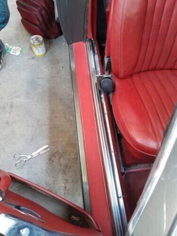 Coppia di tappetini in gomma per battitacco Mercedes-Benz R107 SL - Rosso 2 pezzi