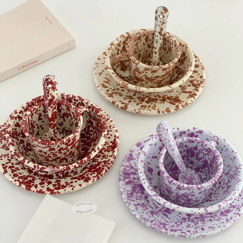 Emaille-Spritzt-Tinte, farbiges Geschirr, Emaille-Löffel, Tassen, Schalen, Teller, Joghurt, Haferflocken, Frühstück, Haushalt, Küchenutensilien Image