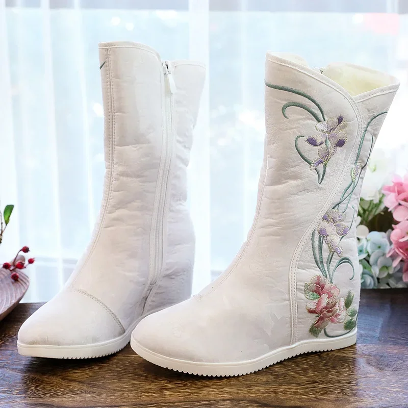 Ethnische bestickte Damenstiefel Hanfu-Schuhe Winter High Top Damenstiefel Warme Pfingstrose Blumen bestickte Schuhe Damen Stoffschuhe