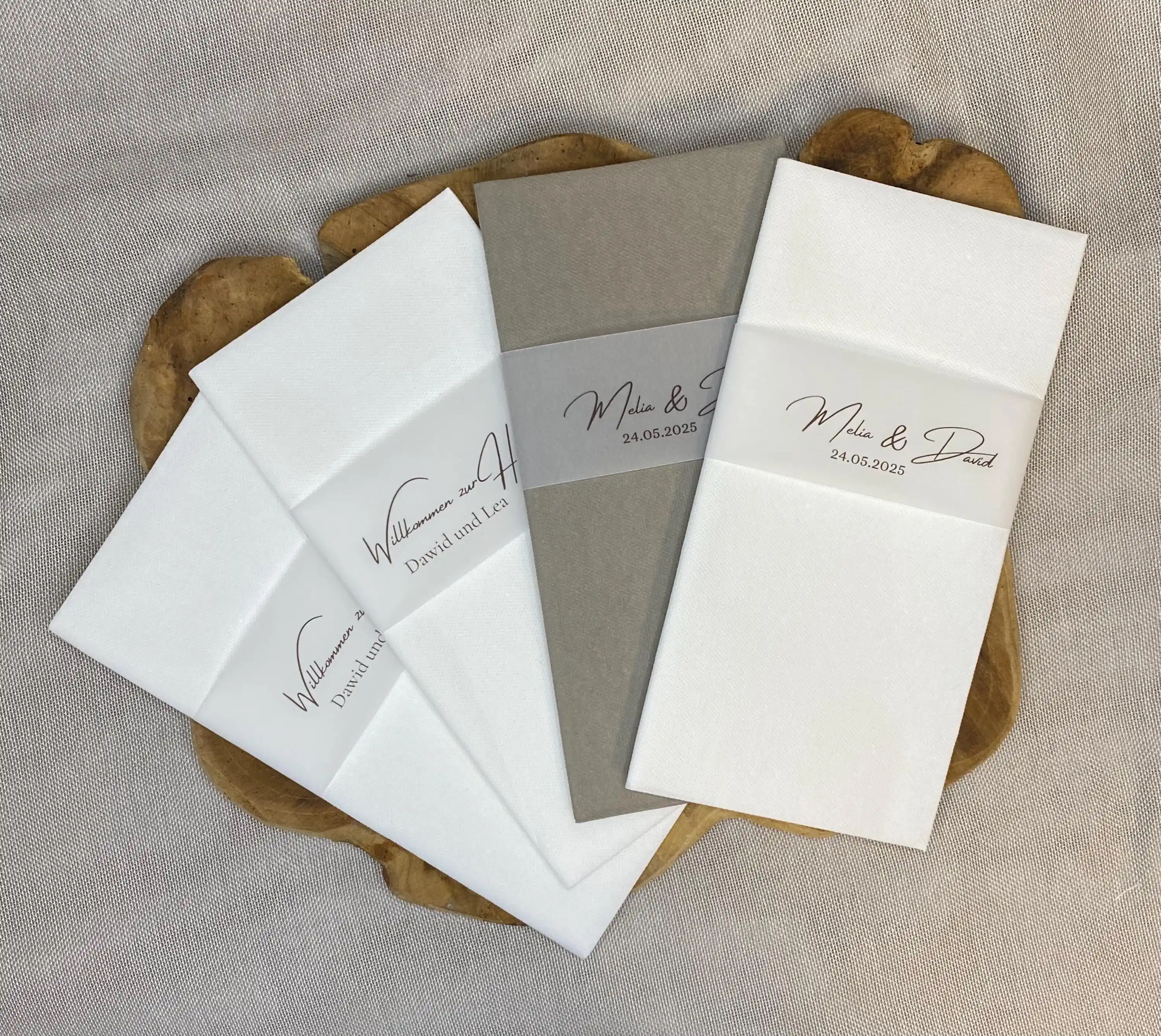 30 Stück personalisierte Servietten-Banderole für Hochzeit, Verlobung, Tischdekorationen mit Namen und Termine, mattierte Papier-Serviettendekoration Image