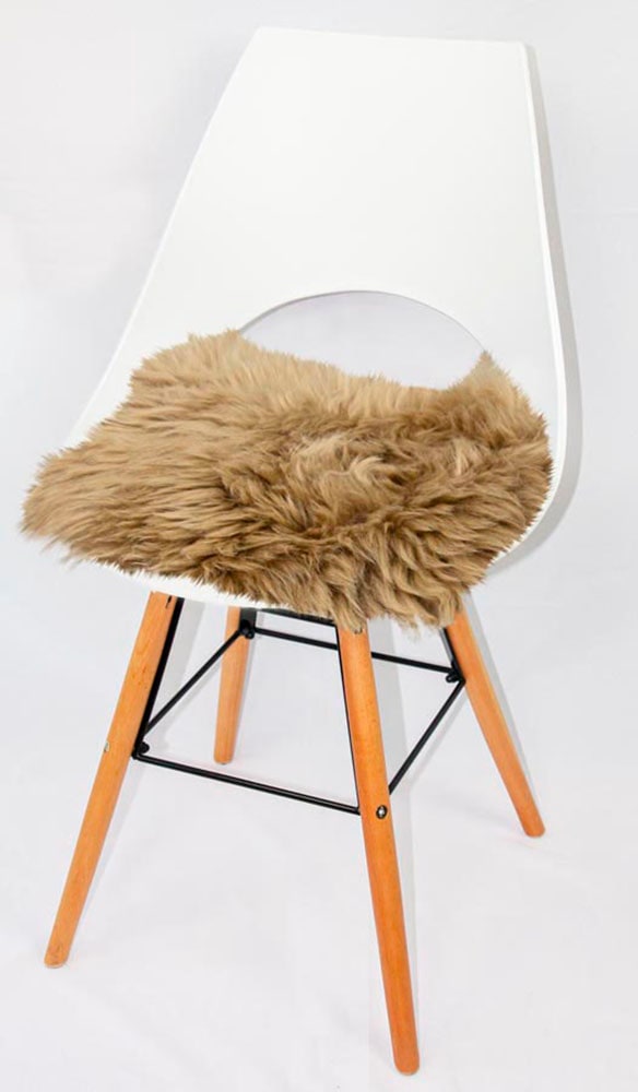 Stuhlkissen HEITMANN FELLE "Lamm, Sitzauflage eckig", braun (camelfarben, felloptik unifarben), B:44 H:5 L:44, Lammfell, Dekokissen_Sitzkissen_Kissenhüllen, 44x44 cm, echtes Lammfell, waschbar, auch als 2er oder 4er Set Image