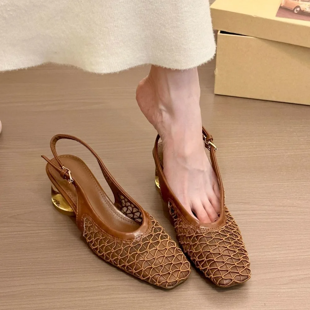 Französisch Temperament Quadratischen Kopf Geflochtene Tasche Kopf Backspace Sandalen Frühling und Sommer Neue Mode Kristall Einzelnen Schuhe Dunkelbraun Image