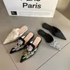 2025 Sommer neue Vintage Baotou Hausschuhe Damen Oberbekleidung flach bestickt spitze Zehen 1 Slip-on-Schuhe Guofeng Damenschuhe