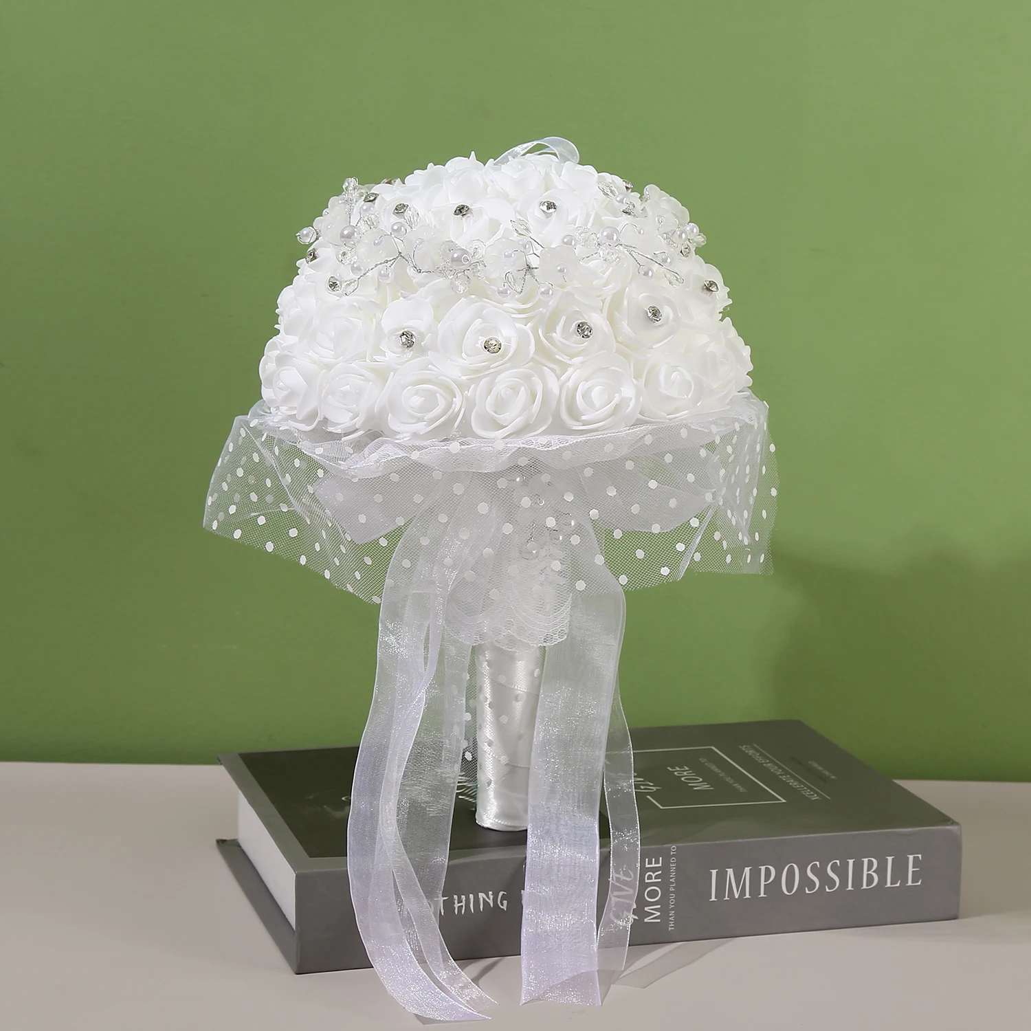 Ein Strauß Hochzeits blumen, reinweiße und heilige Blumen, die die Schönheit der Braut simulieren