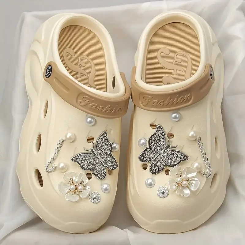 Silber Schmetterling Plattform Sandalen für Frauen Sommer Mode Perle Blume Dekor Clogs Schuhe Frau Dicken Boden EVA Strand Hausschuhe