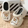 2025 frauen Clogs Hausschuhe Sommer Dicken Boden 8 cm Keil Sandalen Garten Schuhe Frauen Outdoor Clog Loch Schuhe Trend kette Schuhe DIY