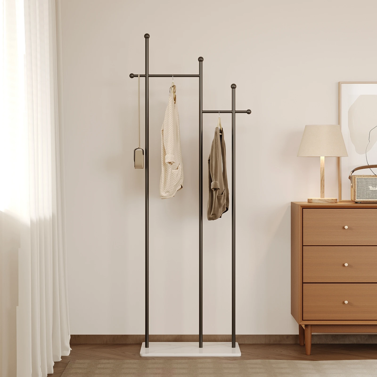 Einfaches skandinavisches vertikales Wohnzimmer, Schlafzimmer, Heim-Kleiderbügel, modernes Büro-Hotel, nicht laufender Kleiderständer