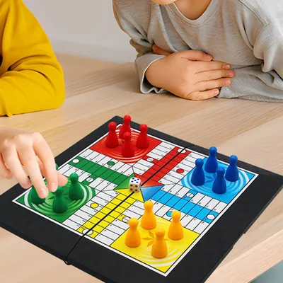 Brettspiel Ludo Set Eltern-Kind-Strategie-Interaktion mit faltbarem Brett Reise-Familientischspiel für Kinderparty/Social-Spiel Image