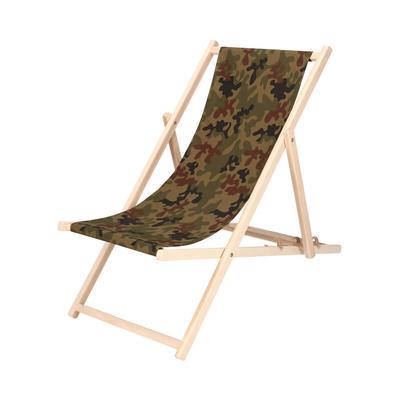 Klappbarer Strandliegestuhl aus Holz mit Tarnstoff. Image