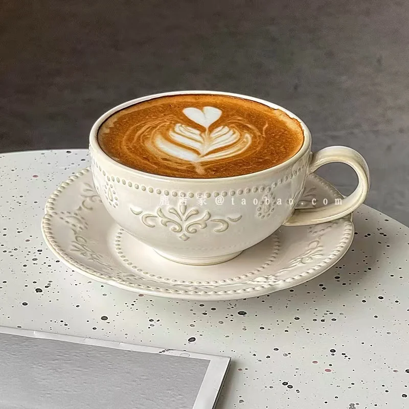 Französisches Retro-Relief-Blumenbecher- und Geschirrset, Keramik-Kaffeetasse, Nachmittagstee-Latte-Tasse, künstlerische Heimdekoration, Weihnachtsgeschenk Image