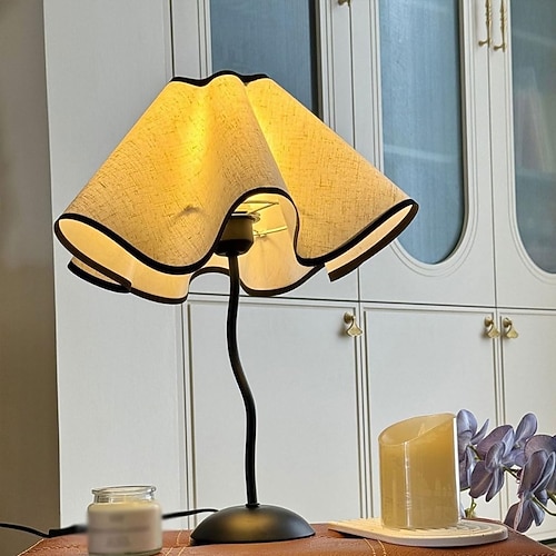Lampada da tavolo in metallo, lampada da comodino, lampada creativa in tessuto a forma di petalo, lampada da camera da letto, lampada da notte, lampada da ufficio, lampada da studio, lampada a LED per