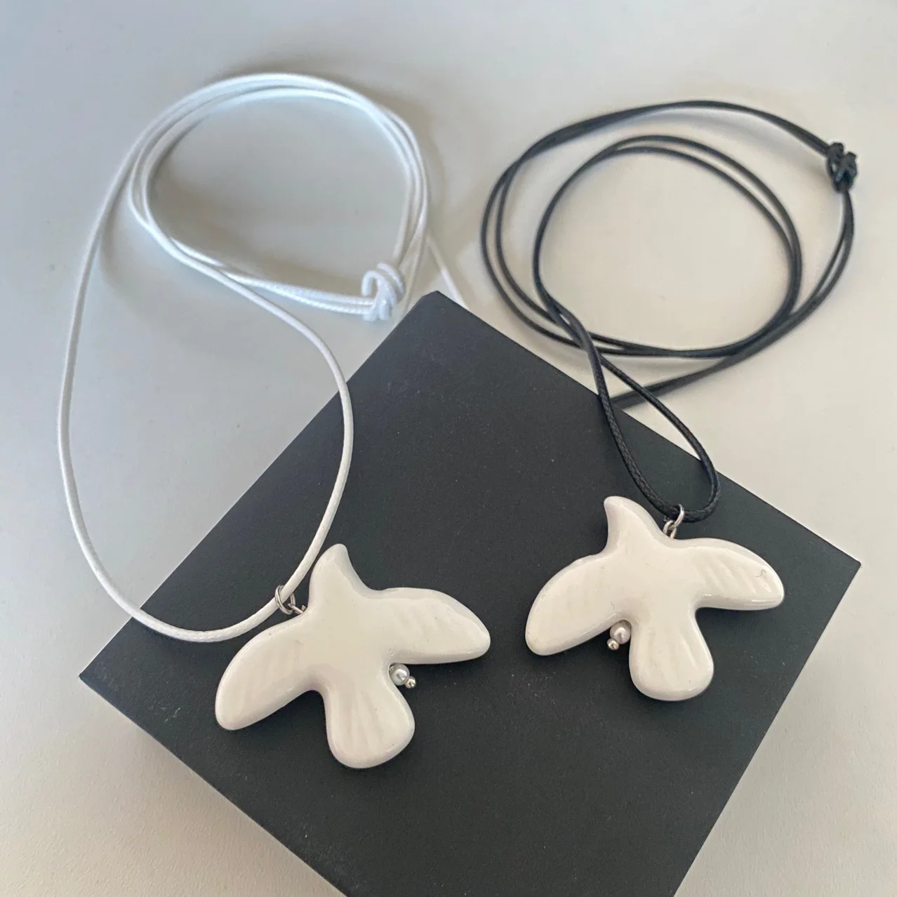 Retro-Halskette mit weißem Keramik-Tauben-Anhänger für Damen, modisches Design, Sinn für Nischen-Schmuckzubehör Image