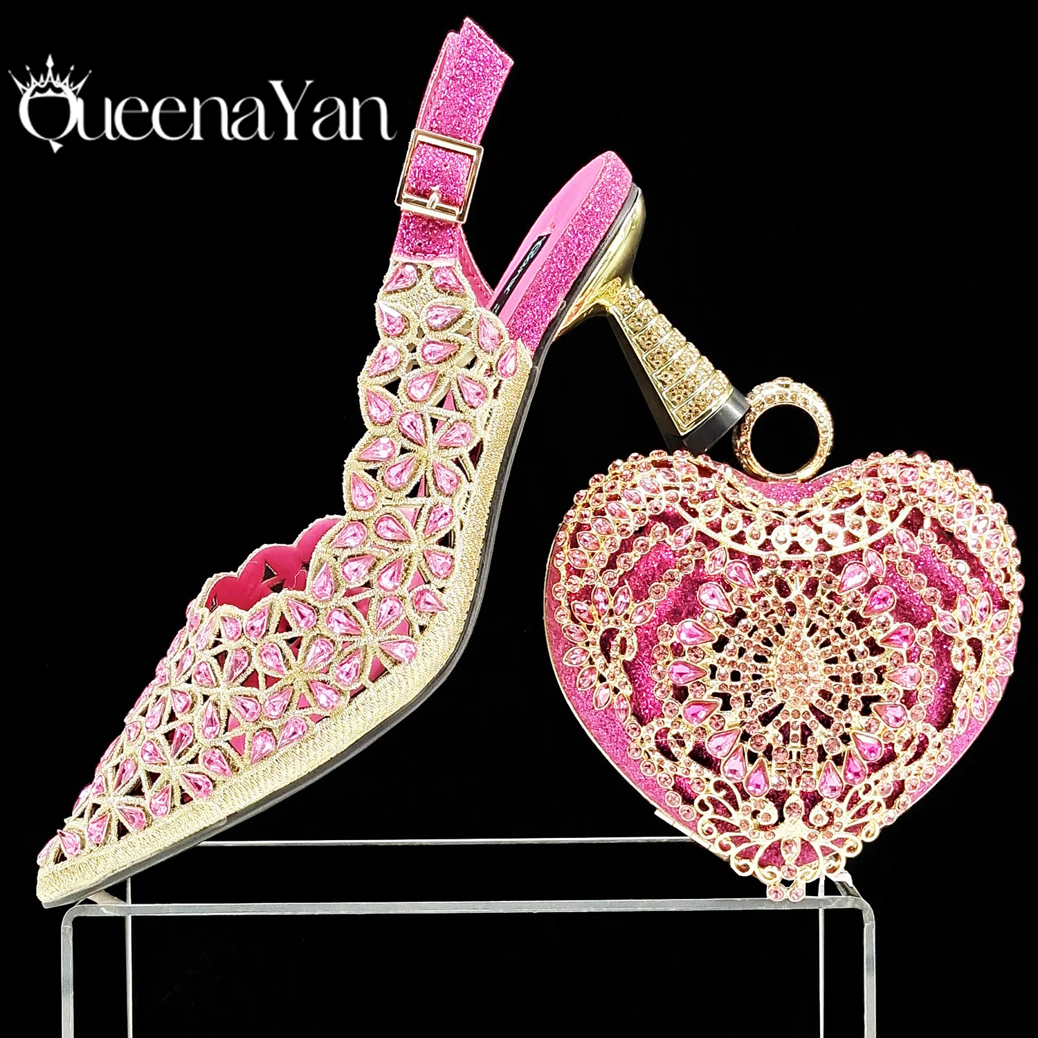 QUEENA YAN Dreidimensionale Harttasche im modischen Design in Herzform und sexy Stiletto-Schuhe mit glänzenden Strasssteinen Image