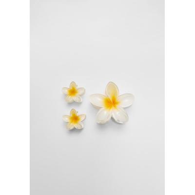 Stradivarius Pack of 3 floral hair clips Pale yellow OS
