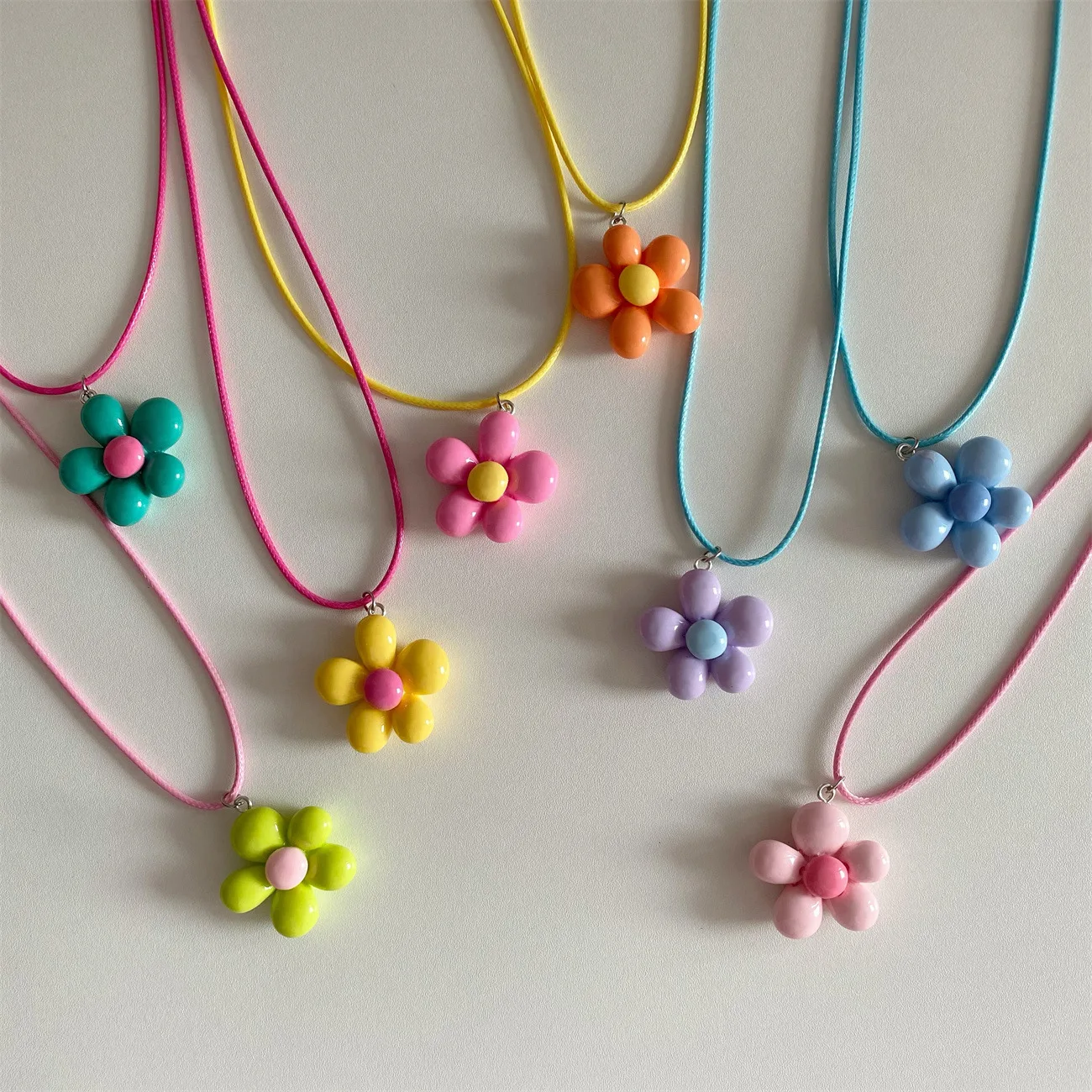 Süße bunte Blumen-Halskette, Statement-Anhänger-Halskette, Blumen-Design, Halsschmuck, Seil-Halskette, perfektes Geschenk für Frauen und Mädchen Image