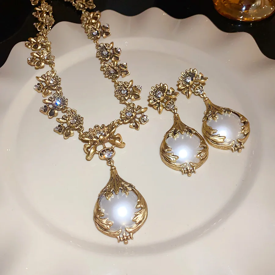 Perlenblumen-Anhänger-Ohrringe, leichte Luxus-Halskette Image