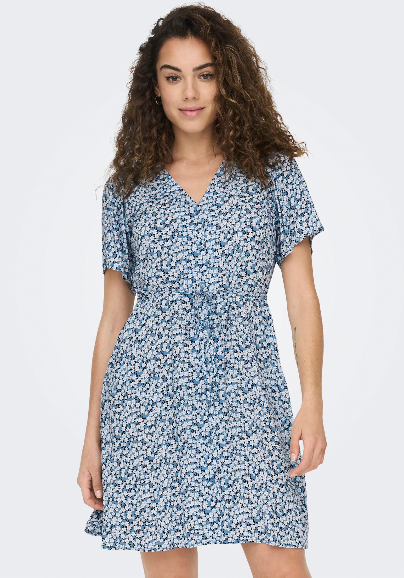 Minikleid ONLY "ONLEVIDA S/S SHORT DRESS WVN NOOS", Damen, Gr. S, N-Gr, blau (provincial blau aop:sadie flower), Web, Obermaterial: 100% Viskose, bedruckt, regular fit kurz, V-Ausschnitt, Kleider, Sommerkleid Image