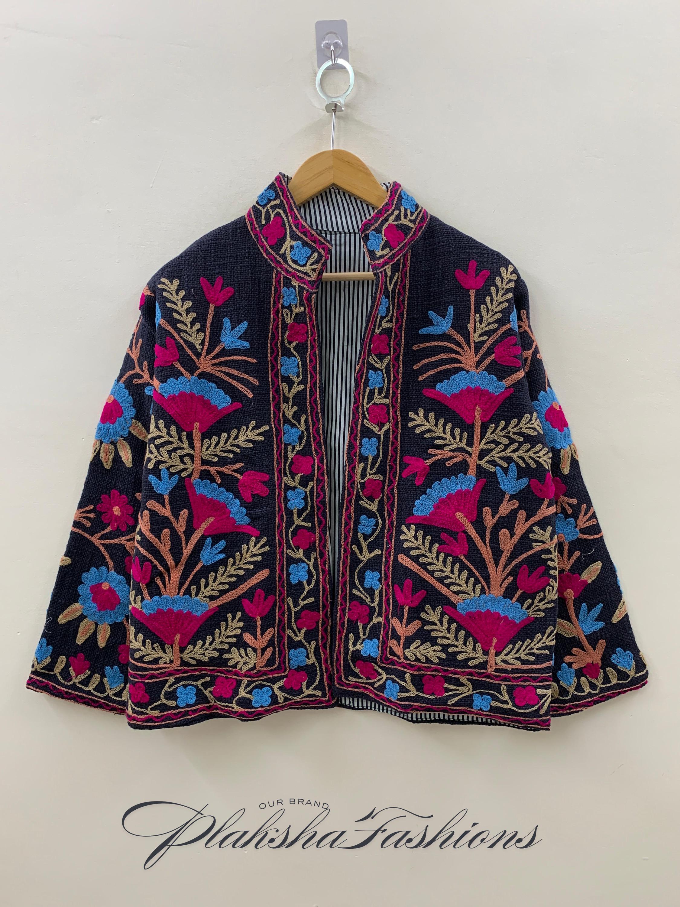 Giacca Suzani in TNT ricamata nera / Giacca invernale corta, Cappotto da donna, Giacca corta Suzani, Giacca Suzani in tessuto TNT, Vestaglia
