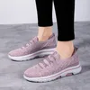 Modische Springback-Laufschuhe, neue Größe 42, atmungsaktive Mesh-Stoff-Mutter-Wanderschuhe, weiche