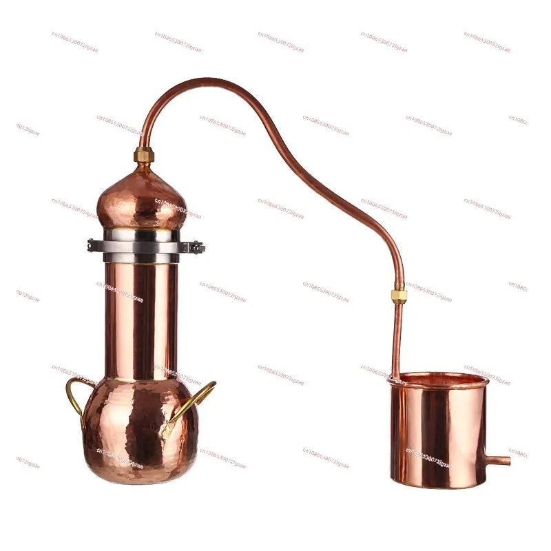 Kupferstill für den Heimgebrauch; kleines, altes Destillationsgerät mit 2 Liter; Wasserpumpe und Rohr inklusive. Image