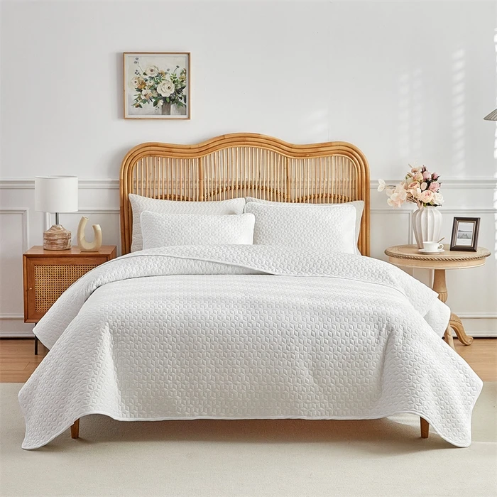 3-teiliges Bettdecken-Set aus reinweißem, gestepptem Polyester mit Kissenbezügen – ultraweiche, gesteppte weiße Tagesdecke Image