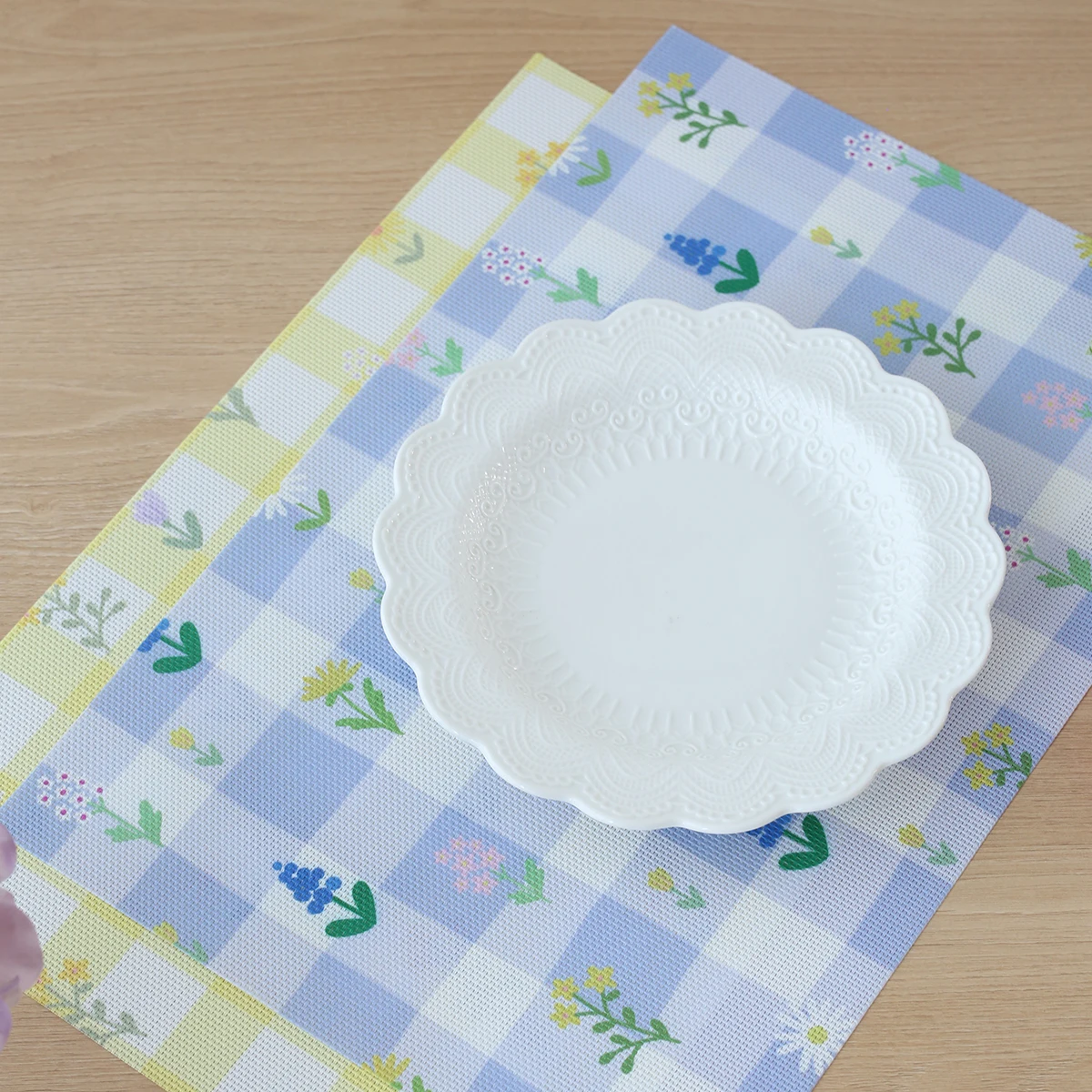 4 Stück Frühlingsblumen-Tischsets aus gewebtem Vinyl und Kunststoff für den Esstisch, hitzebeständige Tischsets, waschbare PVC-Tischsets Image
