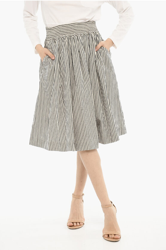 Ausgestellte Markise, gestreifte Longuette in Weiß, Grau